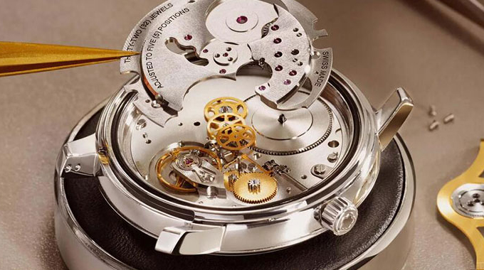 巍雅斯手表維修中心，經過40多年的不懈努力，已經打造出一支由57名中高級技師擔綱的70人專業團隊。